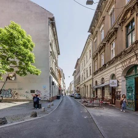 Seventh Heaven 3 公寓